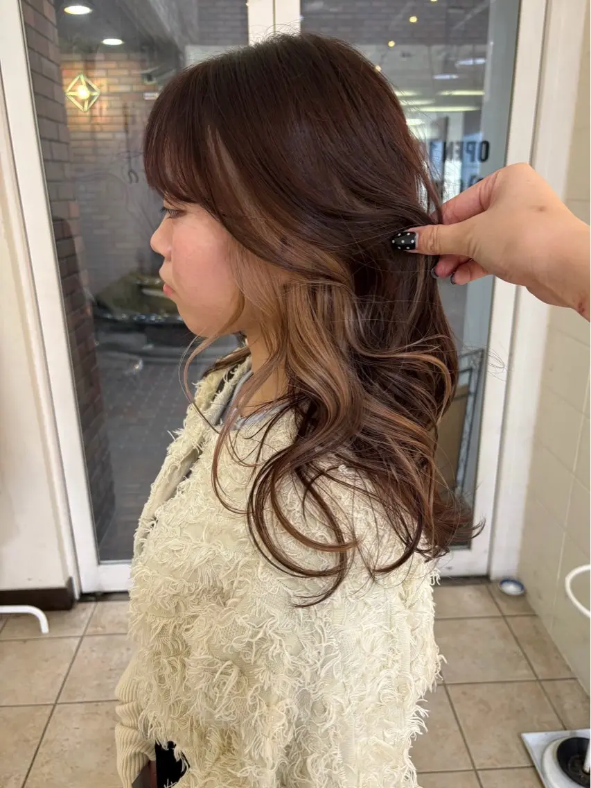セミロング カラー ベージュカラー ブラウンカラー イヤリングカラー ヘアカラー トリートメント スズキ ユウナのヘアスタイル