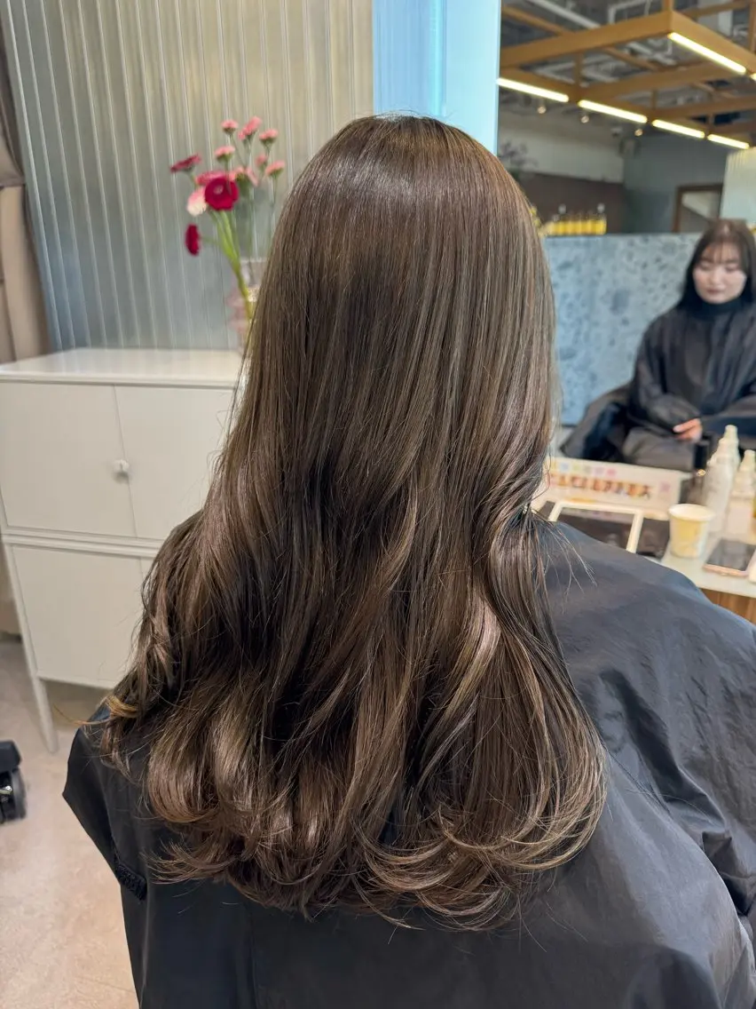 ロング ヘアカラー まほ/レイヤーカット 🍒🤍透明感カラーのヘアスタイル