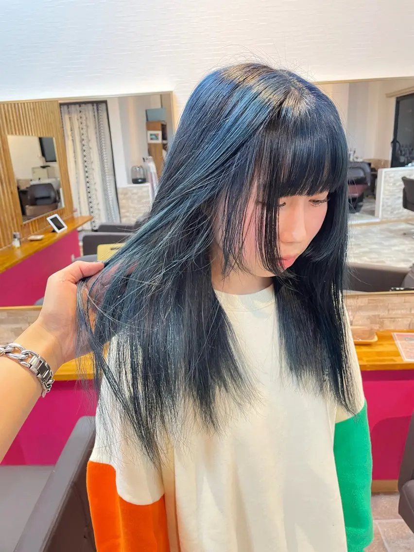 ロング カラー 黒髪 ブルーカラー ヘアカラー YUI/ ブリーチカラー🌷のヘアスタイル