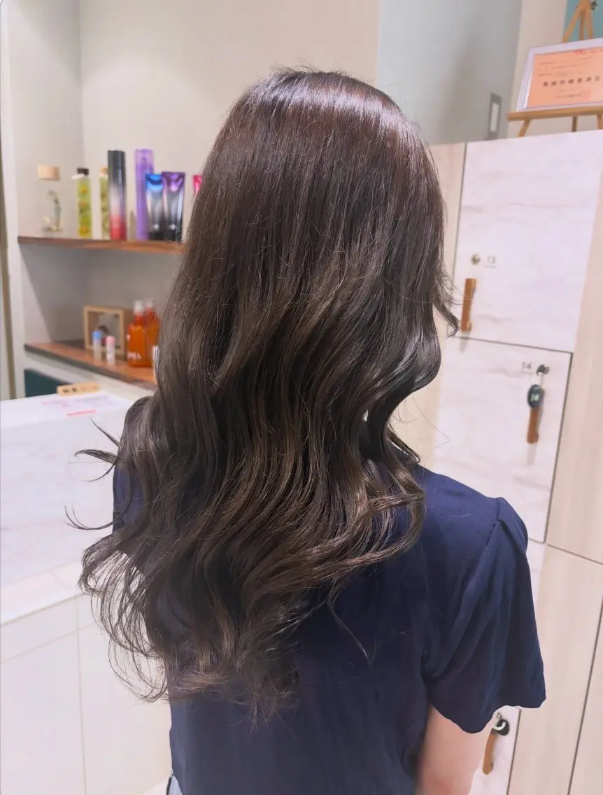 ロング カラー グレージュ オリーブグレージュ オリーブグレー ヘアカラー 三並 綾夏のヘアスタイル