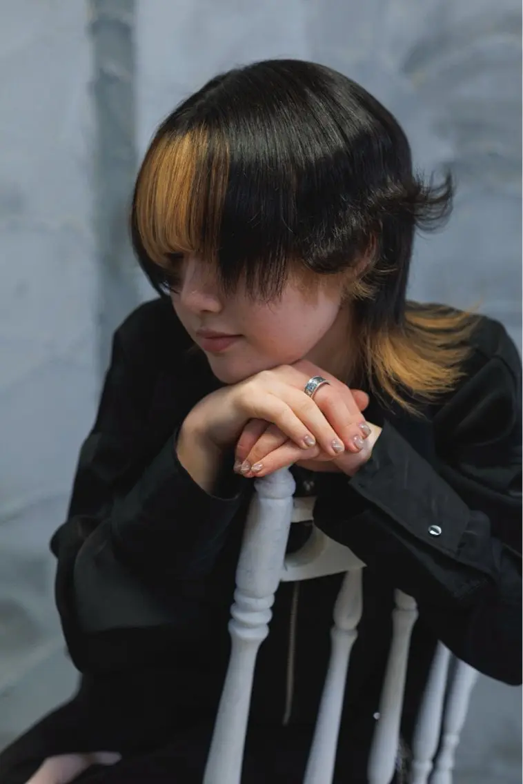 ショート カラー 黒髪 ブリーチ デザインカラー インナーカラー 顔周りカット 岩佐 優之心のヘアスタイル