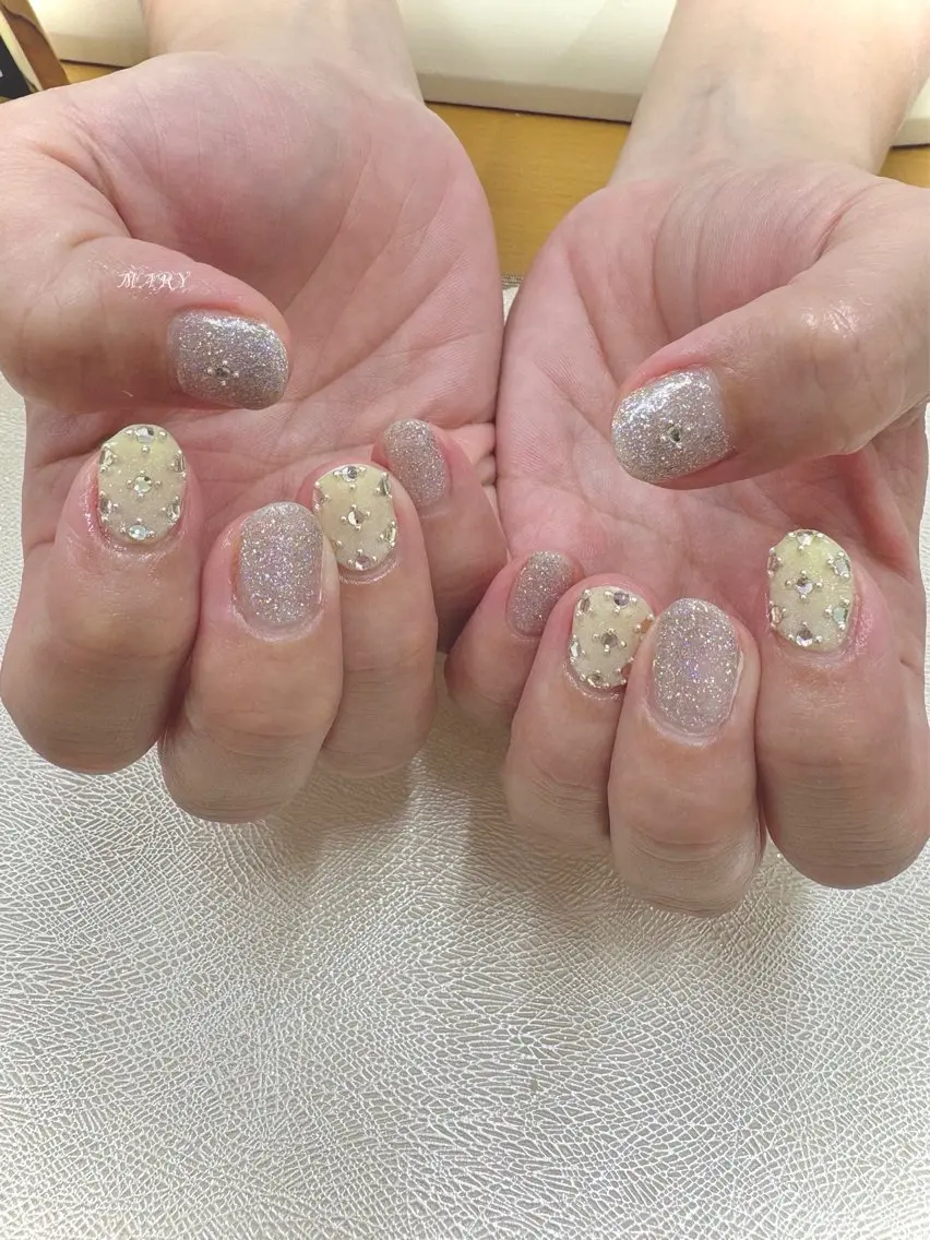 ネイル フラッシュネイル キラキラネイル ニュアンスネイル ワンカラーネイル 黄色 ハンドネイル Mary nail .narumiのネイルデザイン