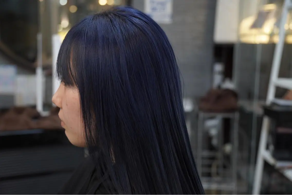 カラー ブリーチ ネイビーカラー 能登谷 泉稀のヘアスタイル