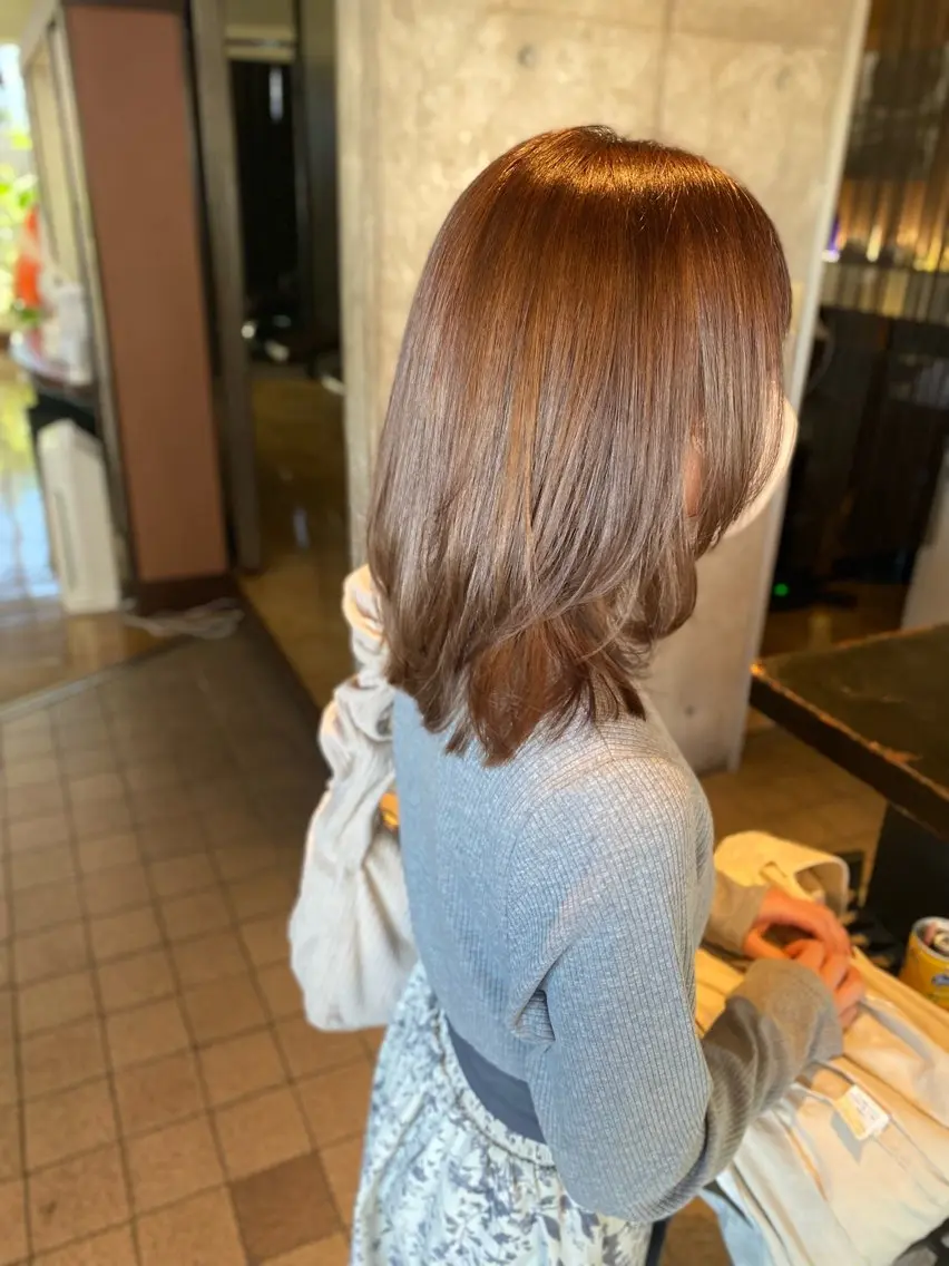 ミディアム チョコレートブラウン パープルカラー くびれヘア レイヤーカット 外ハネヘア カット ヘアカラー トリートメント 百瀬 なつ美のヘアスタイル