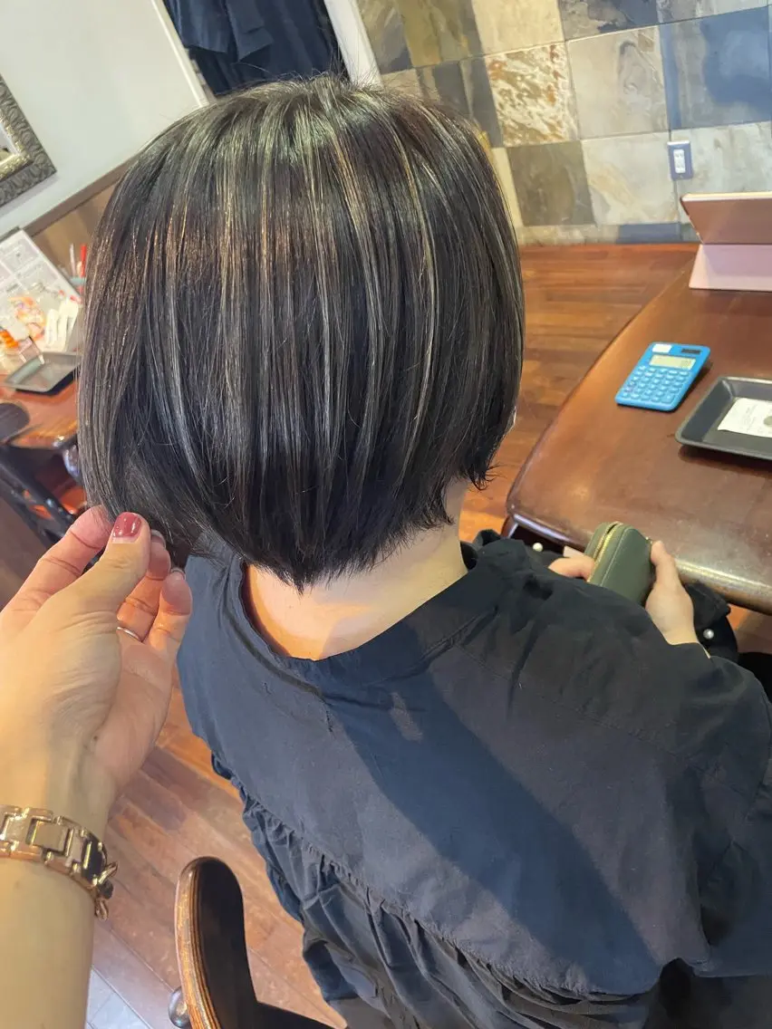ショート カラー 丸みショート ハイライトカラー ハイライト 髪質改善 ショートヘア 福見 美保のヘアスタイル