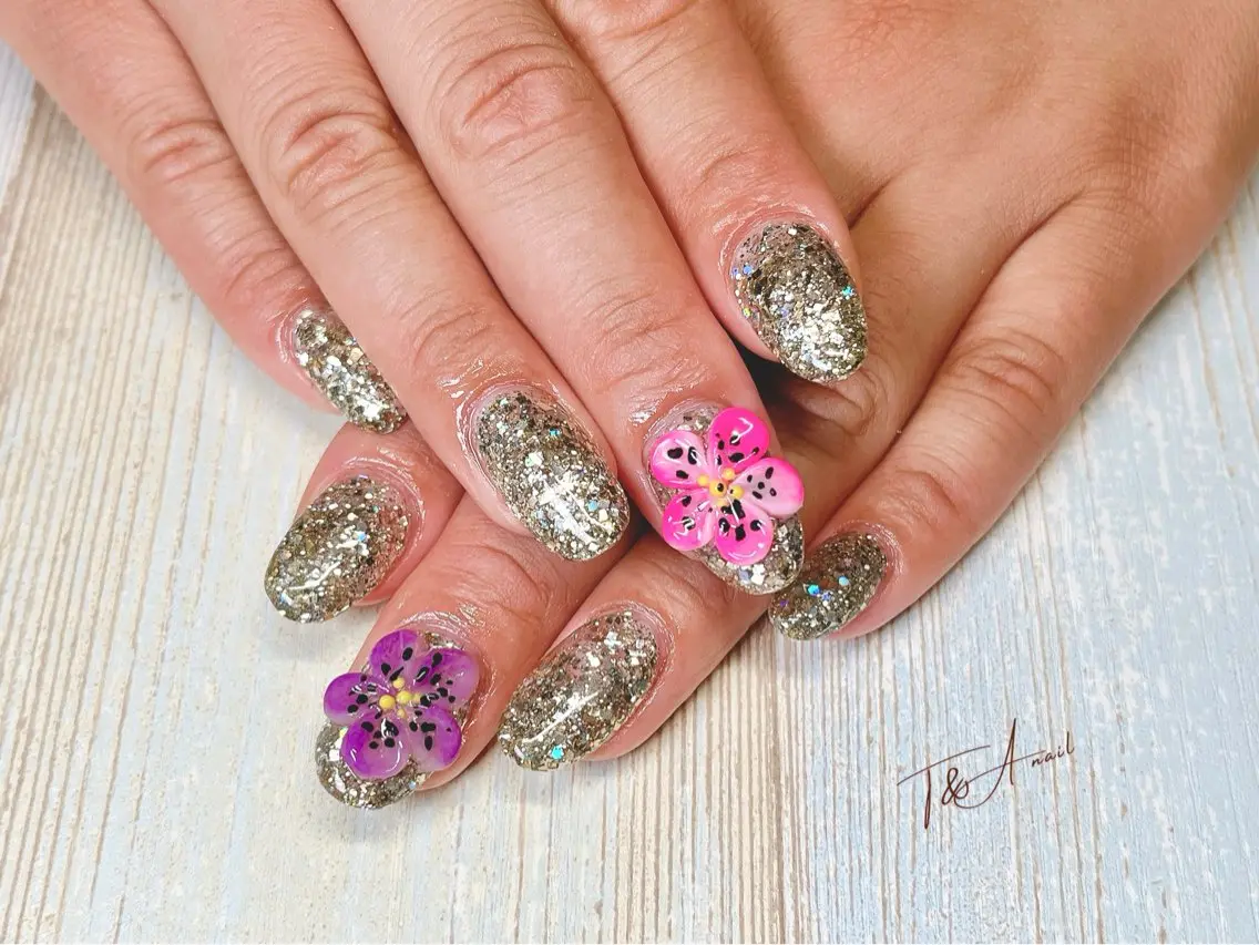 ネイル 長さ出し フラワーネイル ジェルネイル ゴールド ラメ(グリッター) T&A nailのネイルデザイン