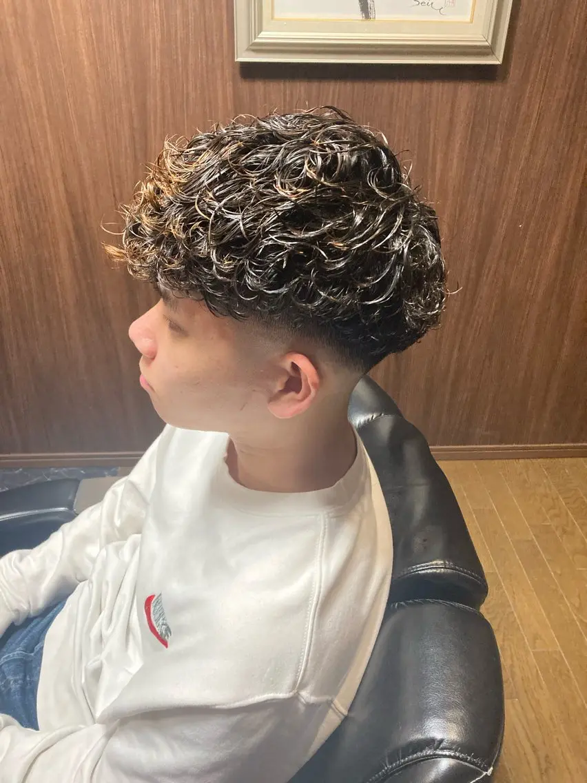 ショート パーマ メンズ フェードカット スキンフェード スペインカール メンズ特化 星野裕人のヘアスタイル