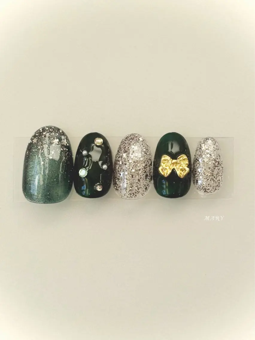 ネイル グリーン キラキラネイル ニュアンスネイル リボン 冬ネイル ハンドネイル Mary nail .narumiのネイルデザイン