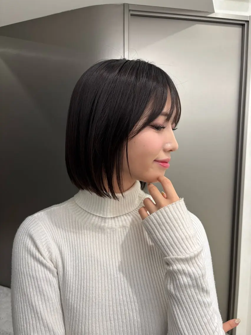 ミディアム ボブ 縮毛矯正 トリートメント レイヤー・カット モデル・透明感カラーのヘアスタイル