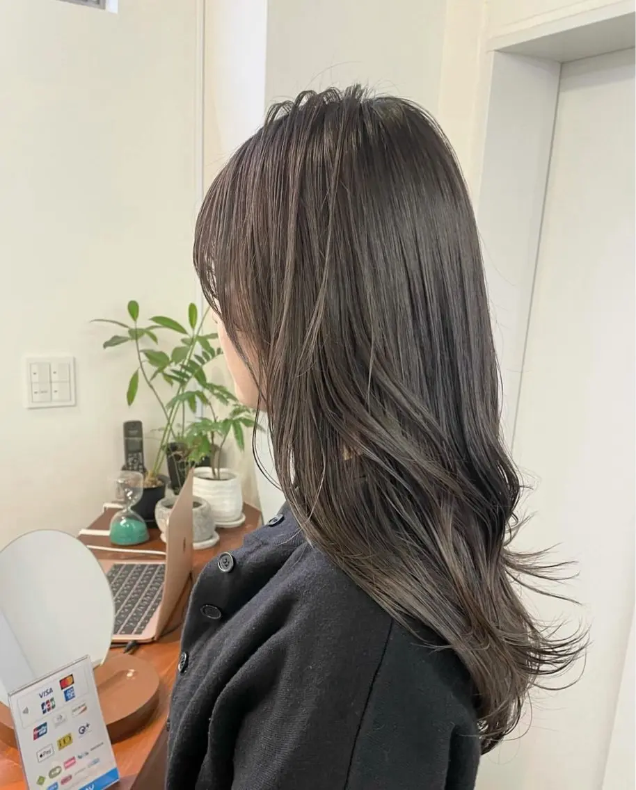 ロング ヘアカラー 顔まわりレイヤー 透明感カラー🩵🩵のヘアスタイル
