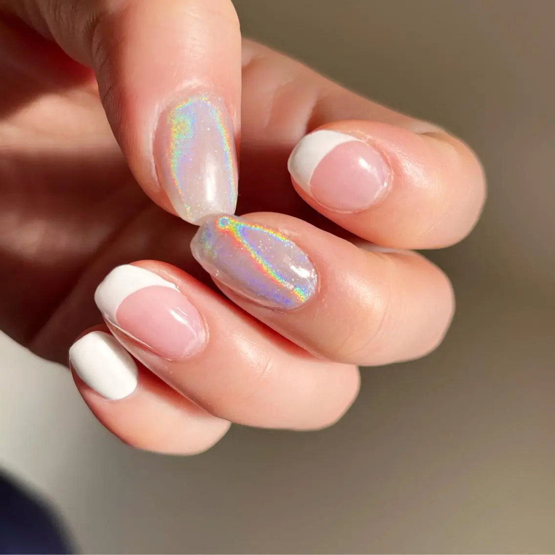 ミディアム ネイル オーロラネイル フレンチネイル ホワイト RIONnail Yurikaのネイルデザイン