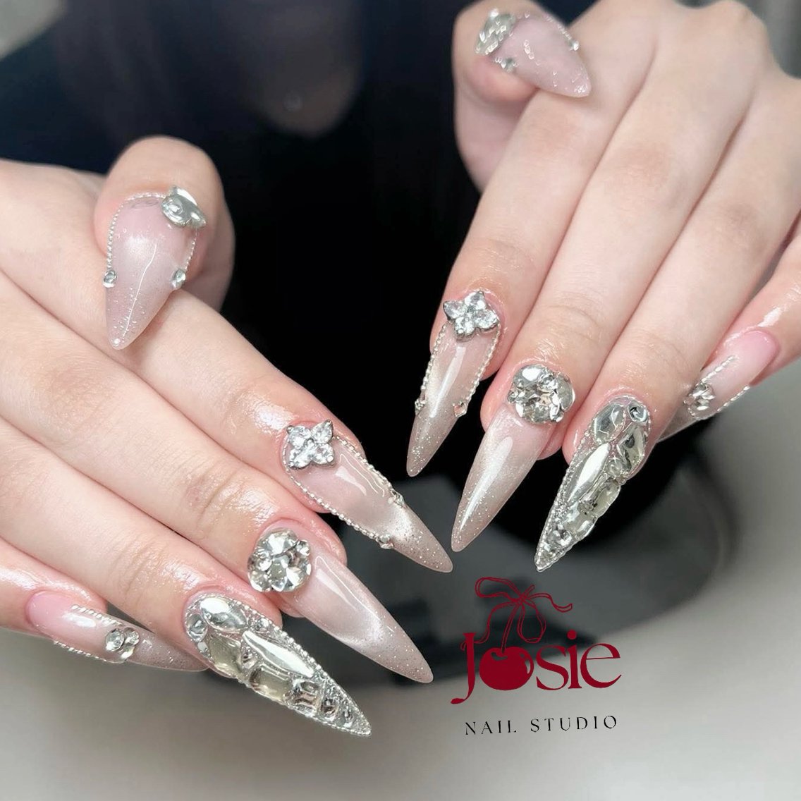 ネイル 長さ出し キラキラネイル 韓国ネイル ロングネイル ワンホンネイル ハンドネイル Josie nail salonのネイルデザイン