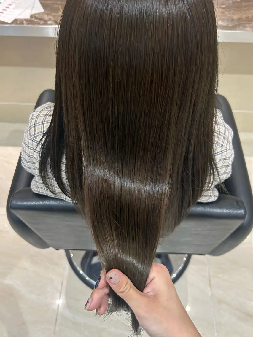 ロング カラー ベージュカラー オリーブベージュ 落海 茉愛亜のヘアスタイル