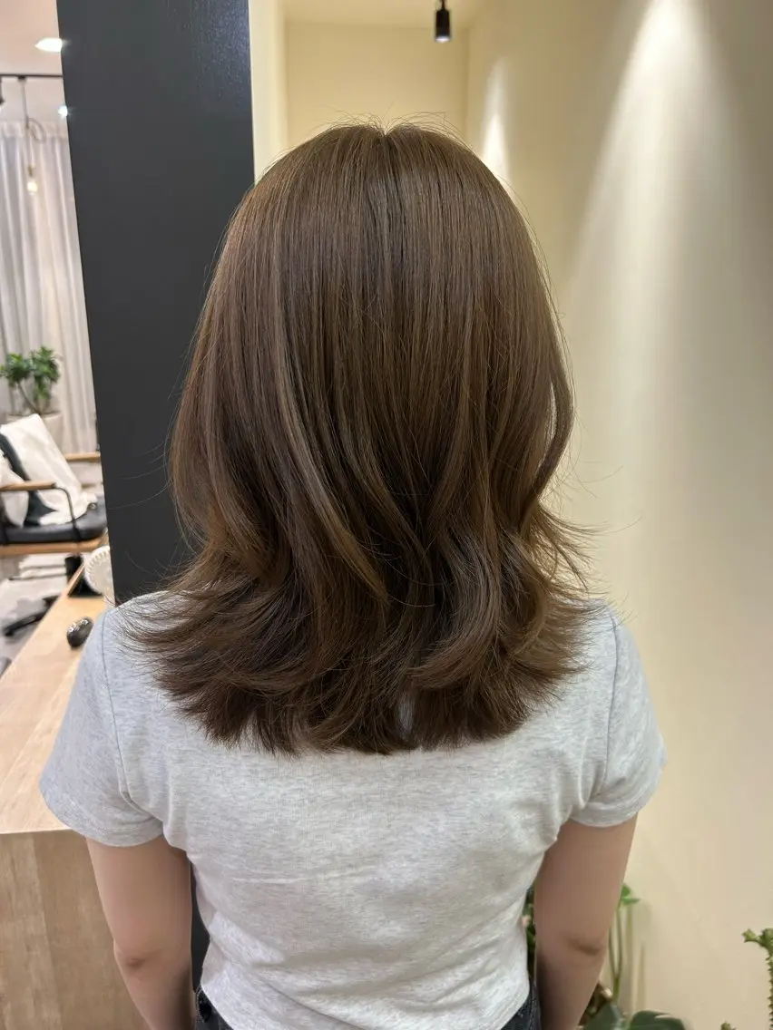 セミロング カラー アッシュ ベージュカラー ブリーチ ブリーチなしカラー カット ヘアカラー トリートメント hubhair レイヤー/透明感のヘアスタイル