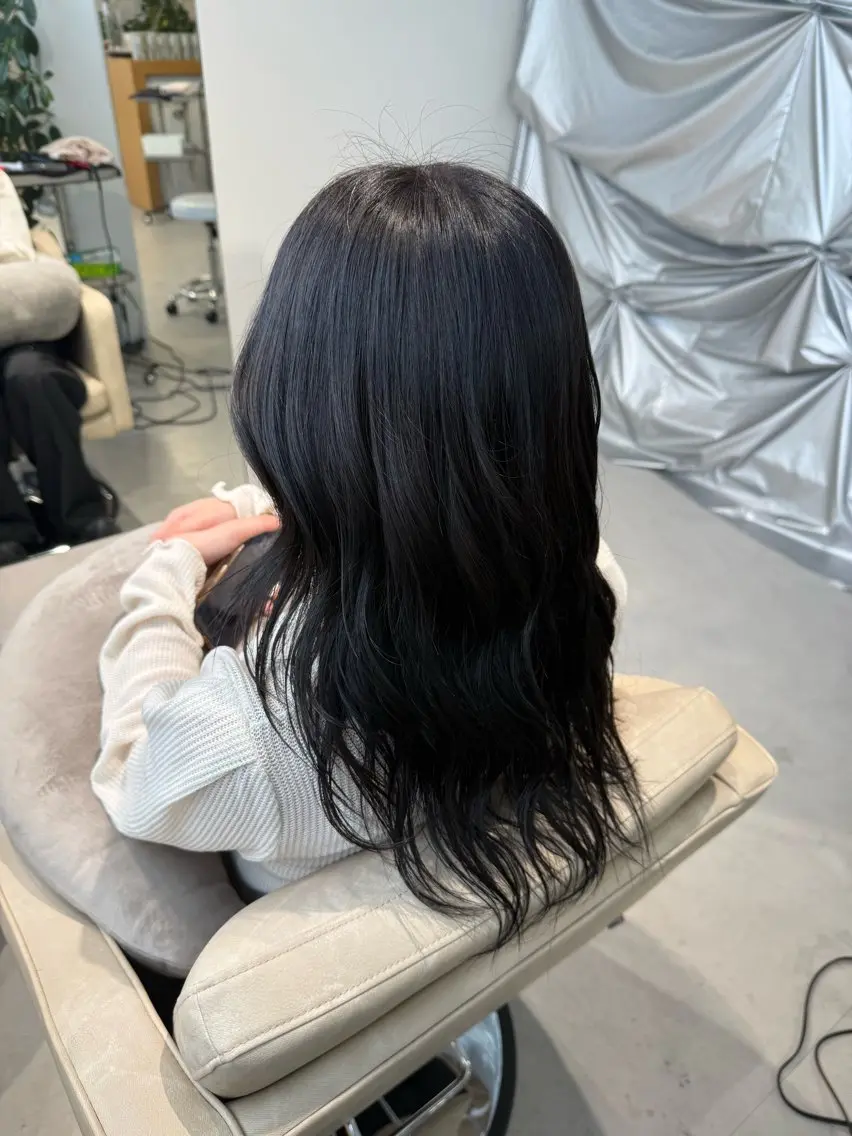 カラー 透明感カラー ダークグレー ダークグレージュ グレージュ ネイビーカラー 細木 百々のヘアスタイル