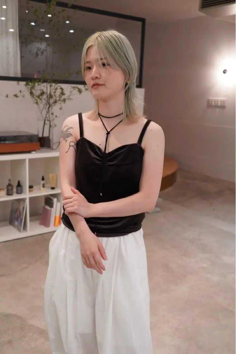 ミディアム カラー ブリーチ 透明感カラー デザインカラー ハイトーンカラー レイヤーカット カット ヘアカラー トリートメント 岡崎パーマ noiのヘアスタイル
