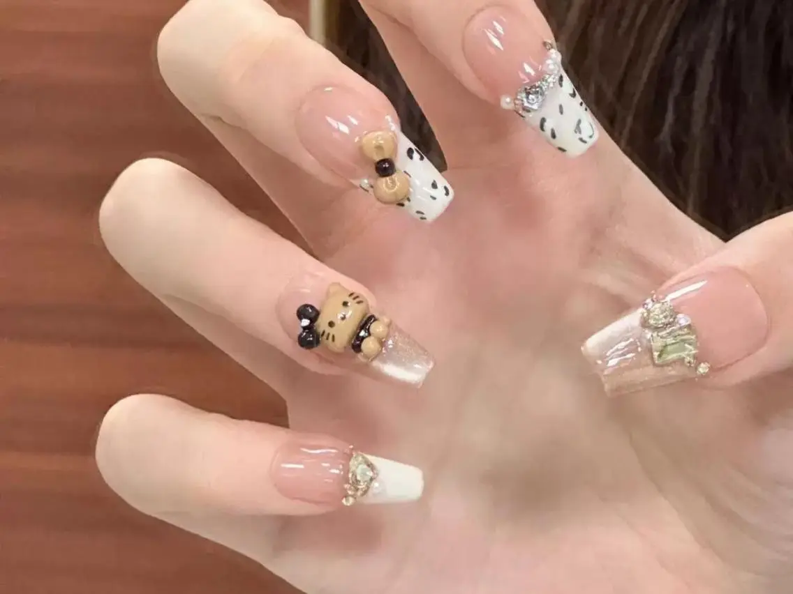 ネイル フラッシュネイル フレンチネイル ガーリー ミディアムネイル ストーンネイル ハンドネイル ハンドケア 🎀Momo 🎀のネイルデザイン