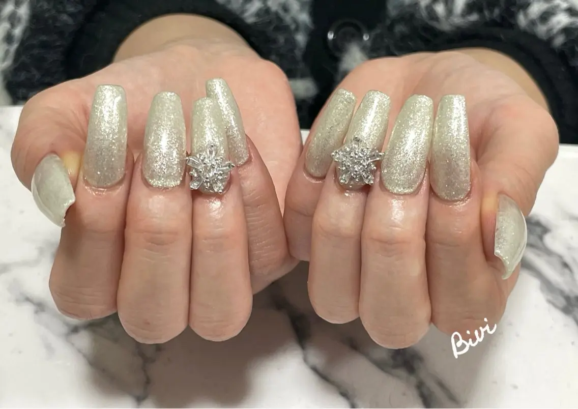 ネイル アートネイル 長さ出し フラッシュネイル ラメ(グリッター) シルバー ♡Bivi♡自爪に 優しいネイルサロンのネイルデザイン