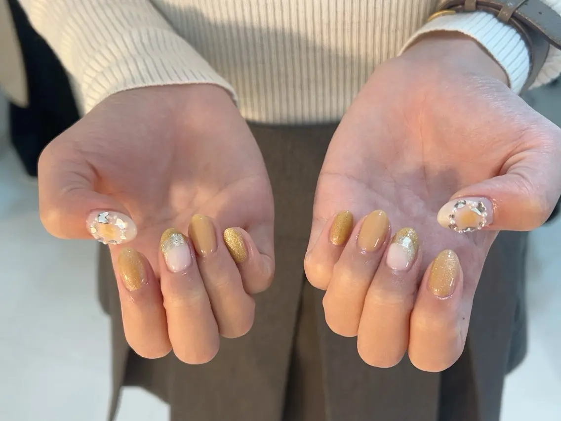 ネイル アートネイル シンプルネイル ストーンネイル ホワイト 黄色 ハンドネイル L&Y Nail salonのネイルデザイン