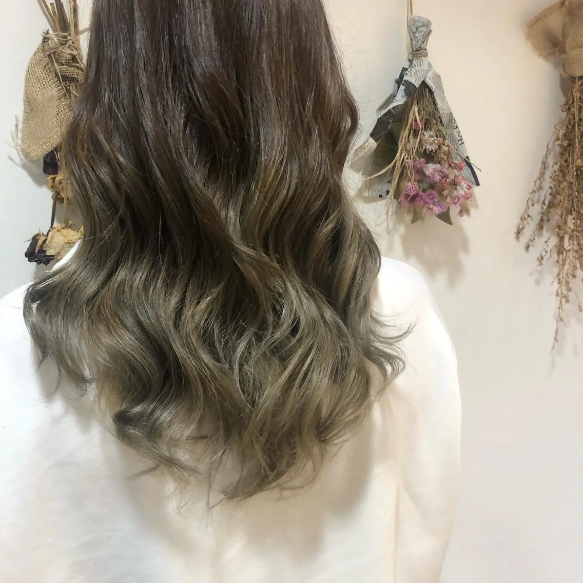 ロング カラー グラデーションカラー グレージュ ヘアカラー トリートメント 松佐 ゆかりのヘアスタイル