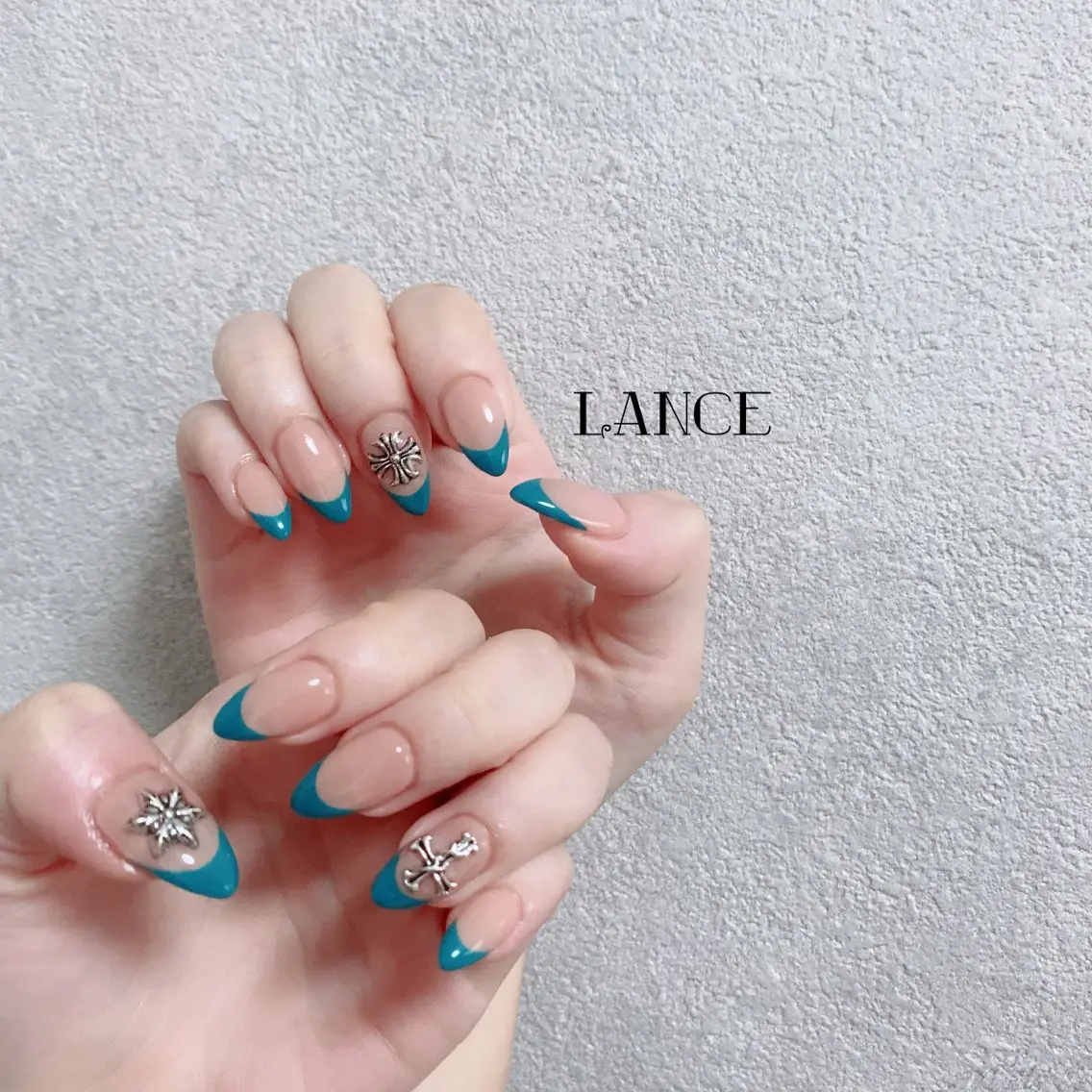 ミディアム ネイル オーロラネイル フットネイル フレンチネイル キラキラネイル ニュアンスネイル ハンドネイル Lance nailのネイルデザイン