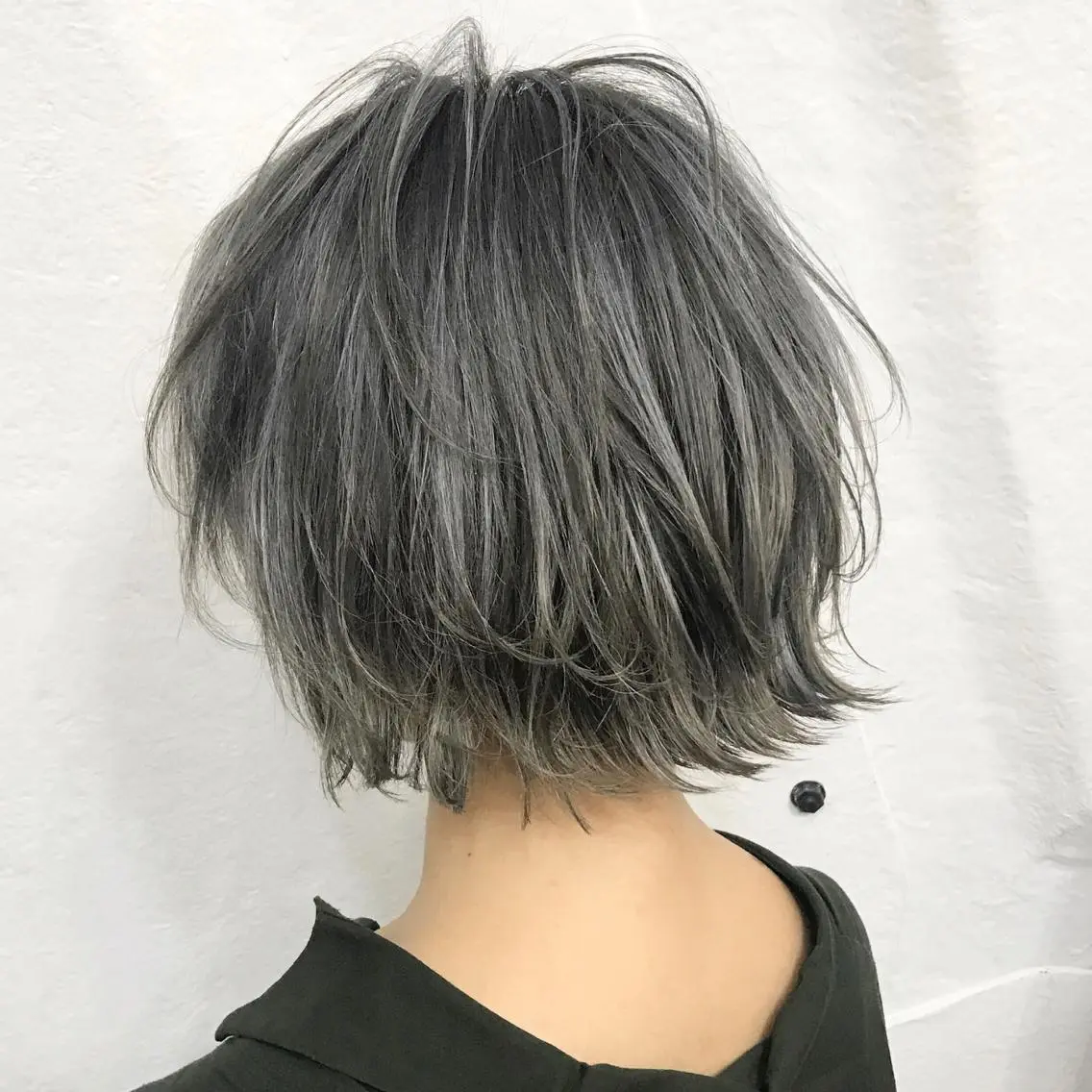 ショート カラー ブリーチ ハイライトカラー シルバー ホワイトシルバー ハイライト K-POP好き美容師 🇰🇷Kai.Yのヘアスタイル