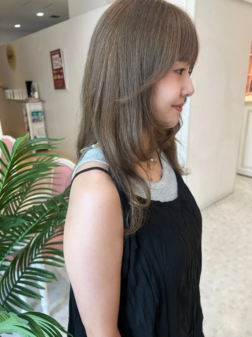 セミロング カラー ブリーチ グレージュ オリーブグレージュ オリーブグレー 西本 夏美のヘアスタイル