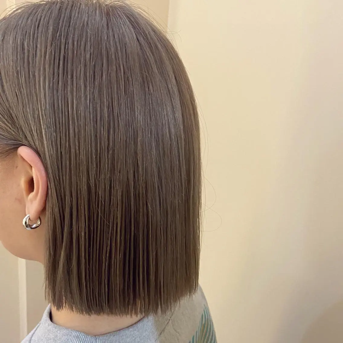 カラー 切りっぱなしボブ グレージュ ボブ SALTWATER AYARIのヘアスタイル