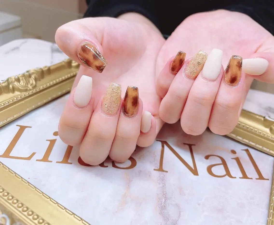 ネイル べっ甲ネイル ブラウン ジェルネイル ハードジェル キラキラネイル Lilas Nailのネイルデザイン