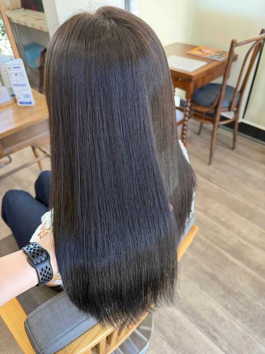 ロング アッシュ アッシュブラウン ヘアカラー 望月 芽依のヘアスタイル