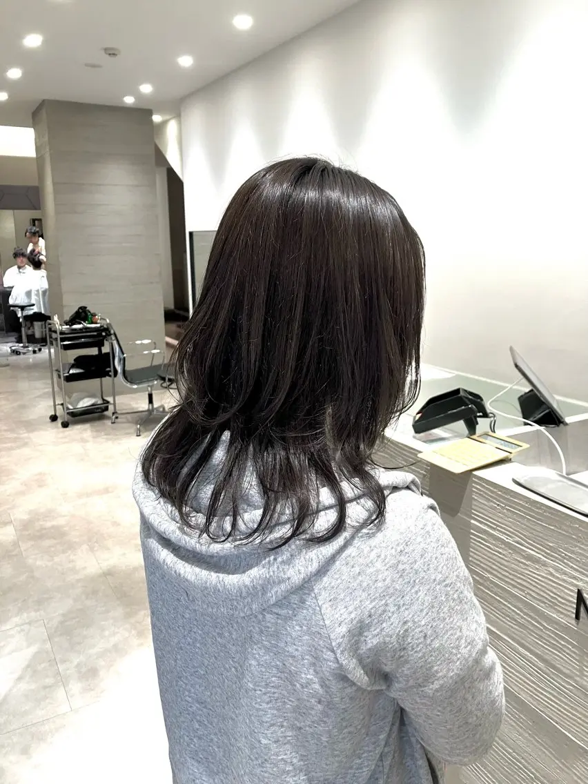 ミディアム カラー 透明感カラー グレージュ サキ🤍ハイトーン 🩰くびれ巻きヘアのヘアスタイル