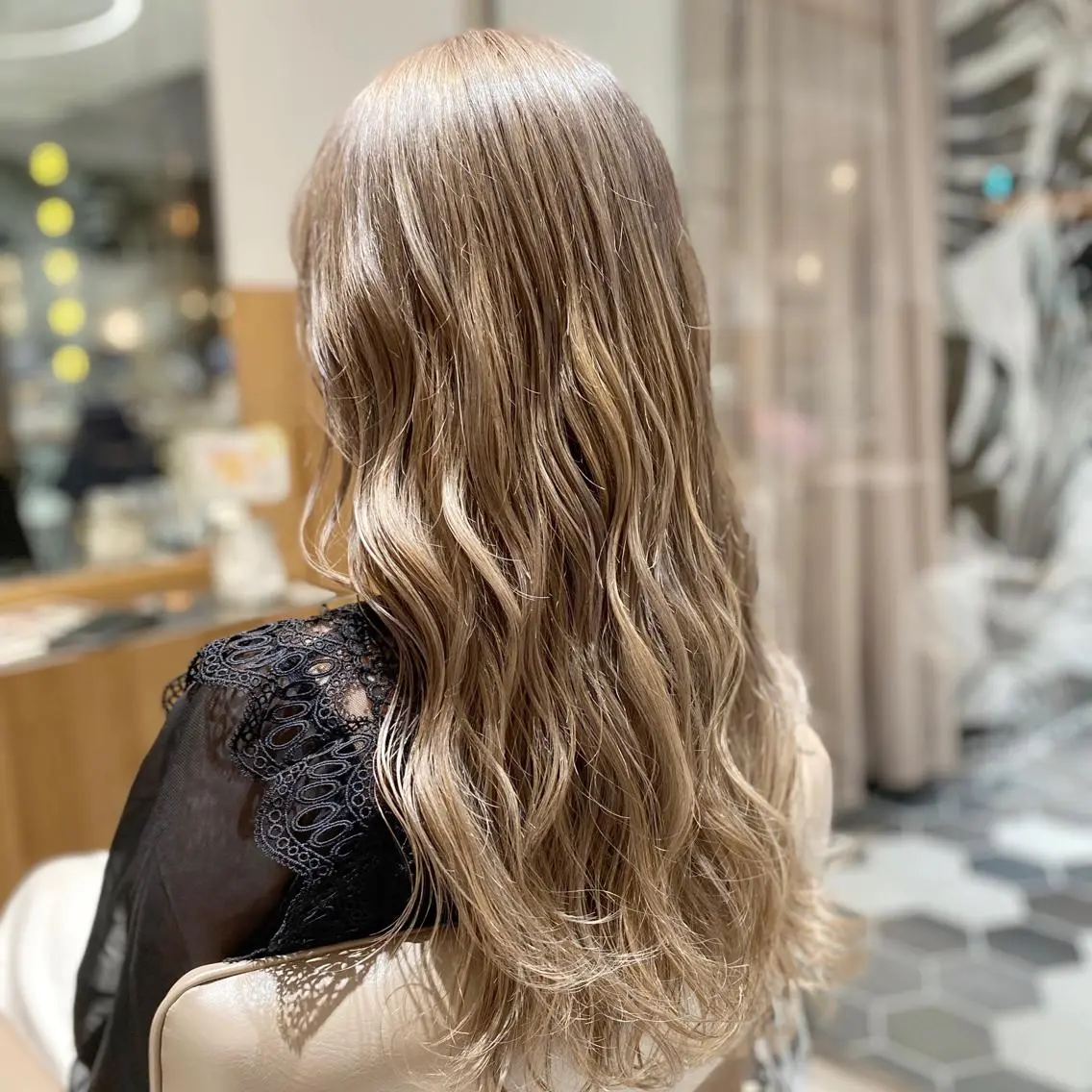 ロング カラー ベージュカラー ブリーチ ケアブリーチ ハイトーンカラー ミルクティーベージュ カット ヘアカラー ボブ/ハイトーン 福生Radix 下田のヘアスタイル