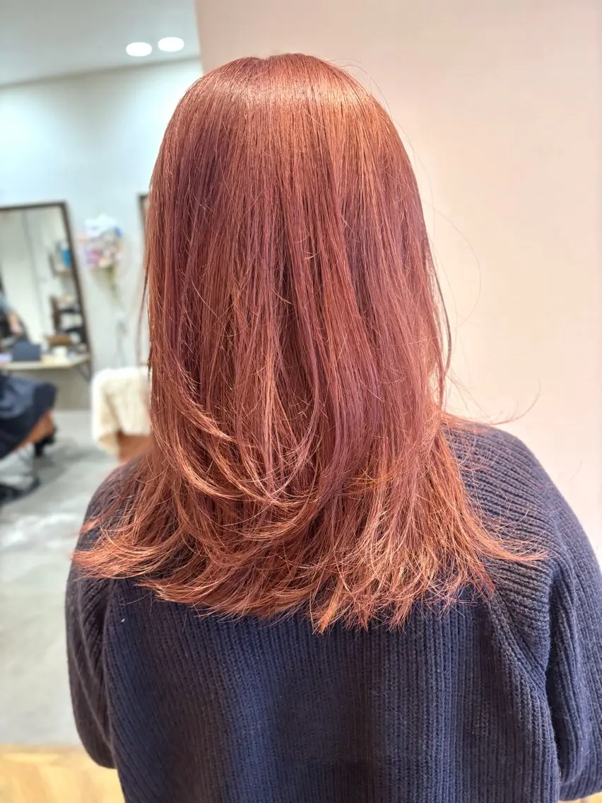セミロング カラー オレンジピンク レイヤーカット .sirohair momoka🫧のヘアスタイル