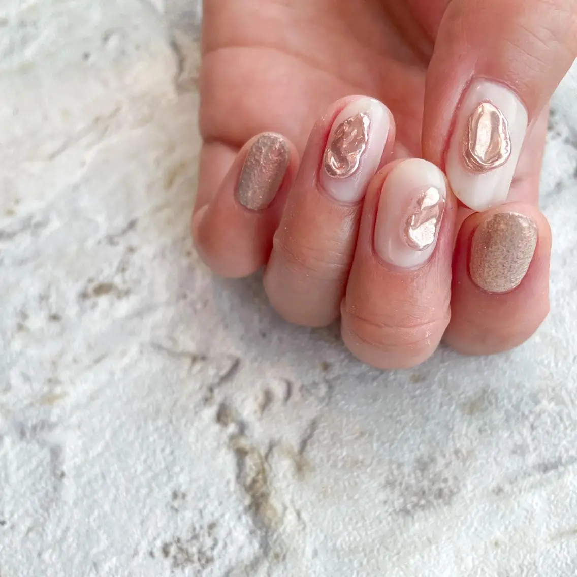 ネイル ゴールド ピンク ホワイト Lira nailのネイルデザイン