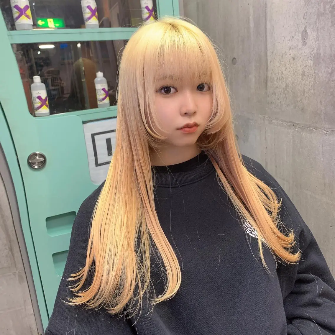 セミロング カラー ブリーチ 抜きっぱなしブロンド ウルフカット ホワイト&レイヤーカ ットエクステ長畠俊輔のヘアスタイル