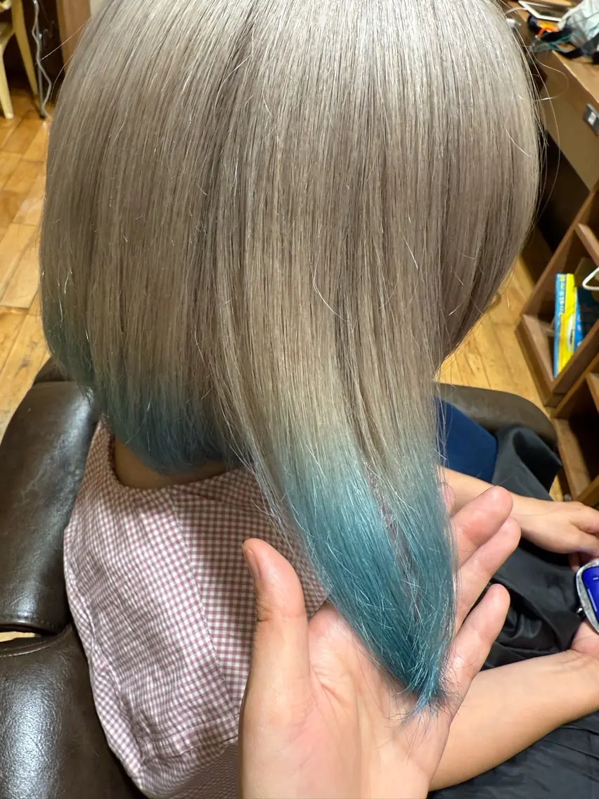カラー ベージュカラー デザインカラー グラデーションカラー ヘアカラー 安藤 来桃のヘアスタイル