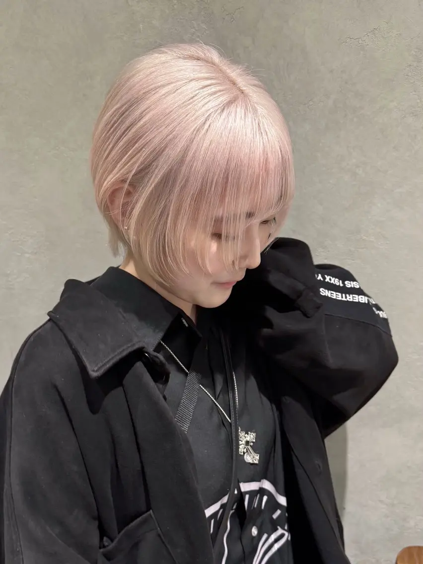 ショート カラー ブロンド ホワイトブロンド レイヤーカット/ボブ ウルフ/縮毛矯正🪄のヘアスタイル
