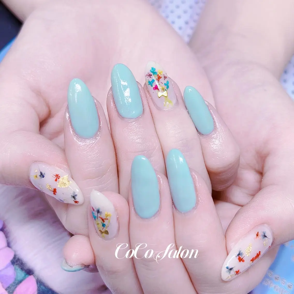 ネイル ブルー 入学式 長さ出し フラワーネイル ジェルネイル ハンドネイル CoCoSalon ネイル/まつ毛予約のネイルデザイン