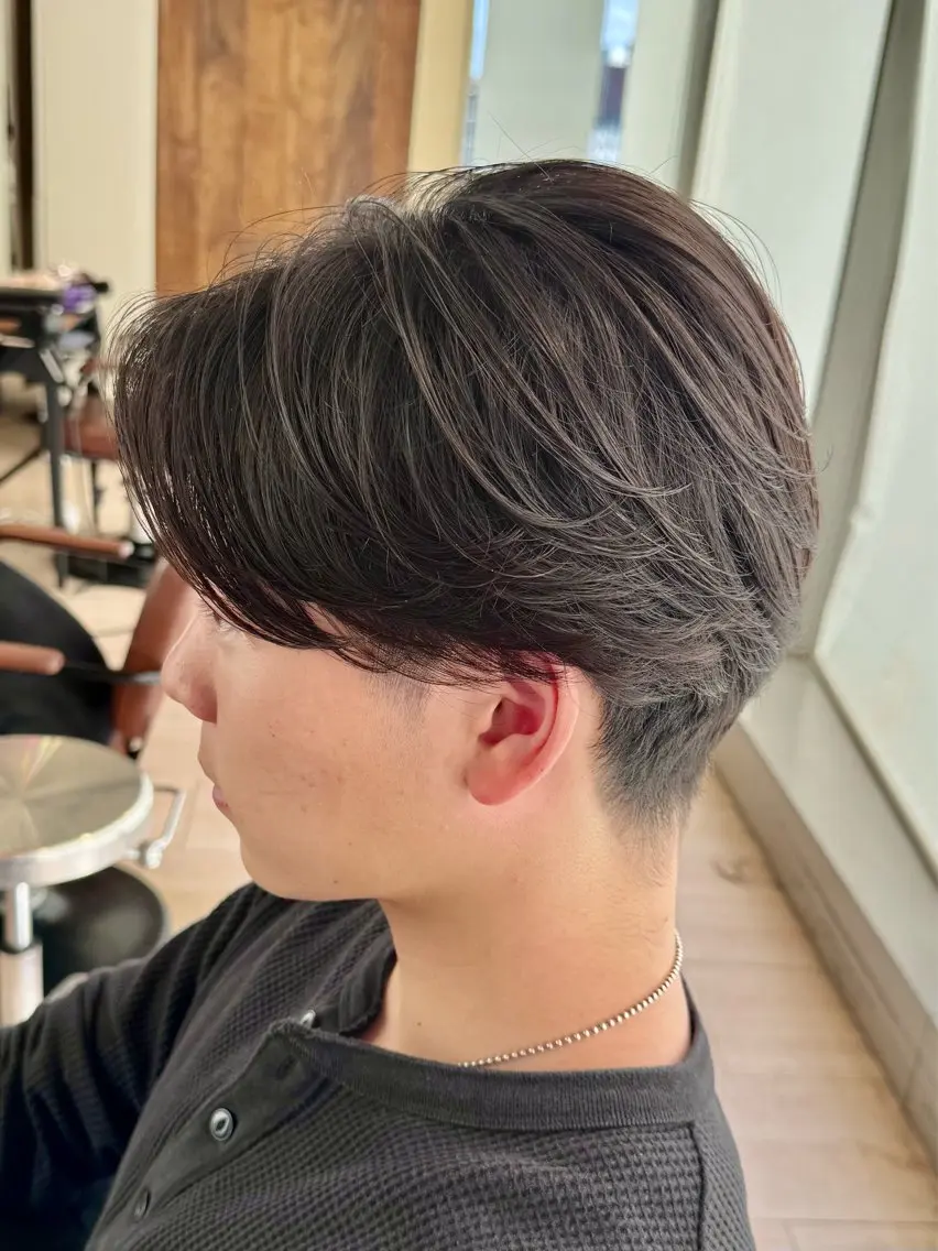 メンズ センターパート カット 早野太陽 ミディアムカットのヘアスタイル
