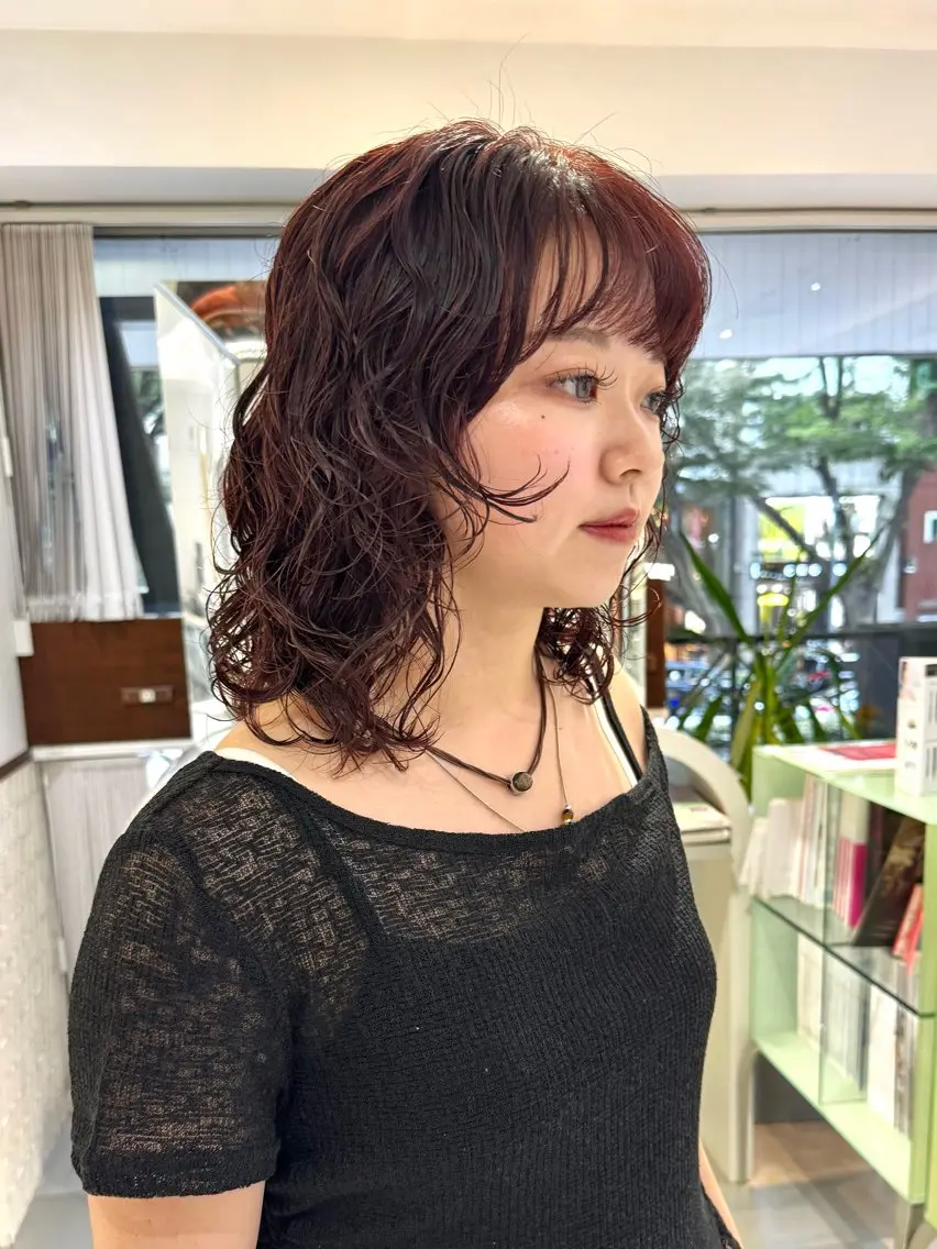 ミディアム カラー パーマ ミディアムパーマ ボルドーカラー レイヤーカット カット ヘアカラー パーマ トリートメント デジタルパーマ 🌀ボブ　萩原　龍のヘアスタイル