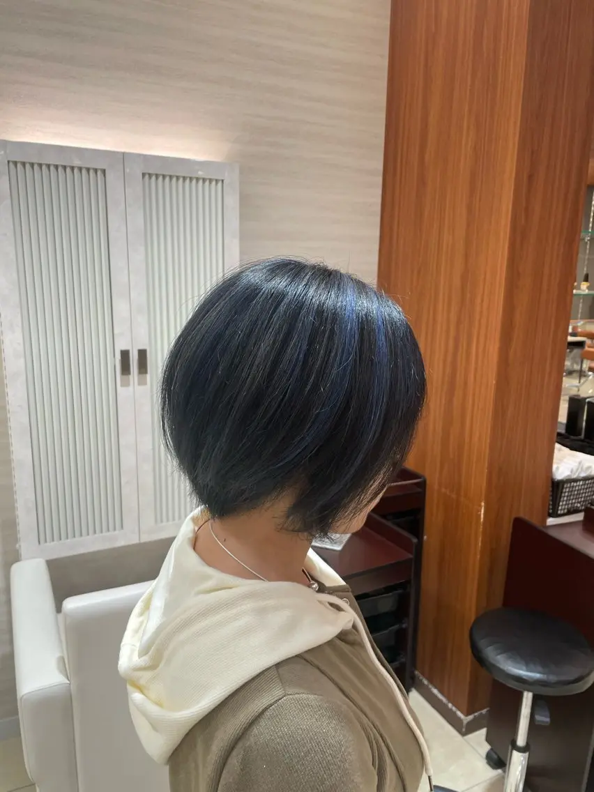 ショート カラー ブルーカラー ハイライトカラー ハイライト 脱白髪染め白髪ぼかし TERA(寺崎)のヘアスタイル
