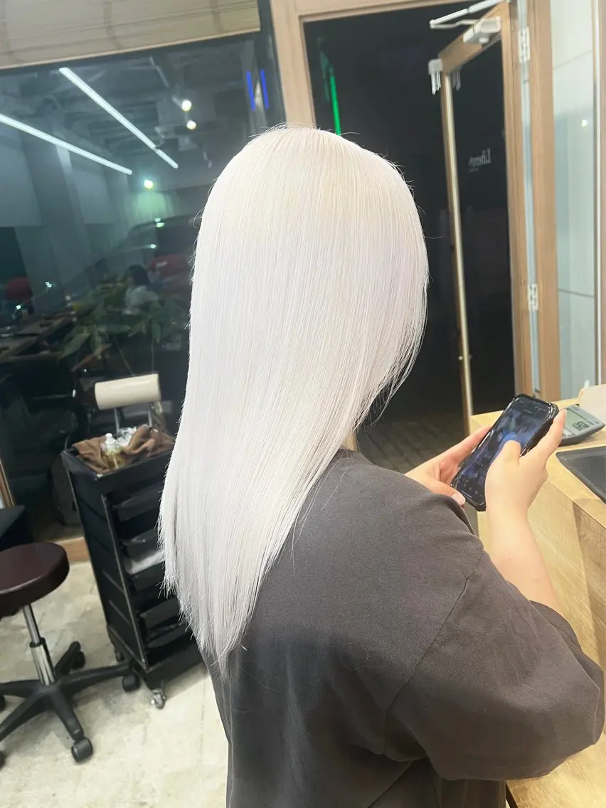 セミロング カラー ブリーチ毛の縮毛矯正 ハイトーン/岡本智樹のヘアスタイル