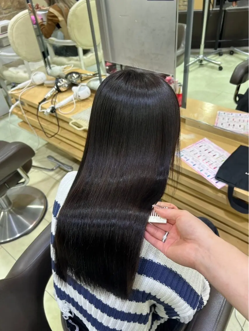 【癖毛さん必見‼️】酸性縮毛矯正💇♀️✨髪に優しく癖やパサつきを抑えてくれる💖元からまっすぐような自然な仕上がりの写真