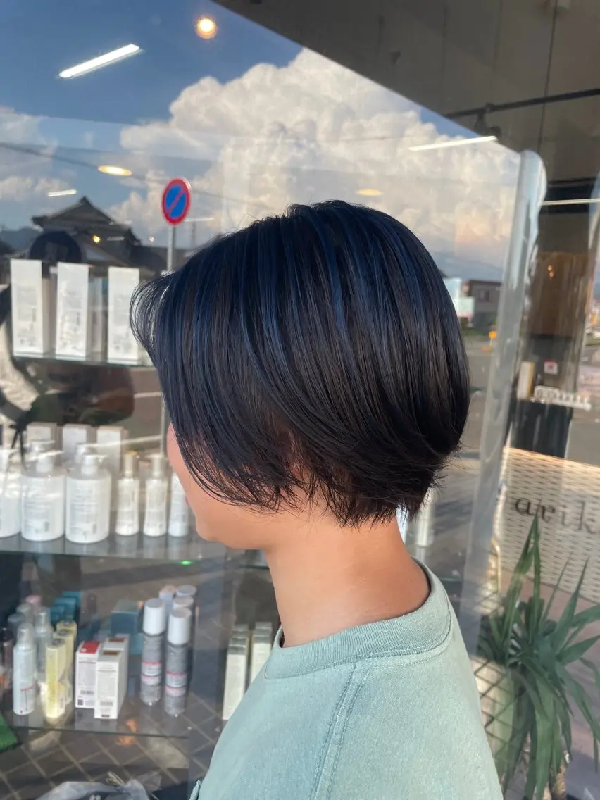ショート カラー ブリーチ ブルーカラー ネイビーカラー マキノ キョウカのヘアスタイル