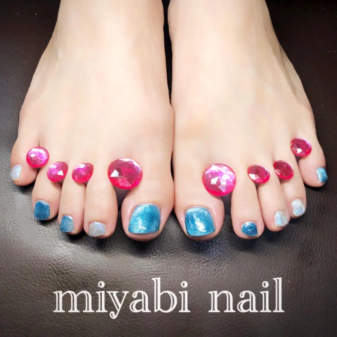 ネイル ブルー フットネイル ジェルネイル キラキラネイル マグネットネイル フットネイル miyabi nail 桂川駅近くのネイルデザイン