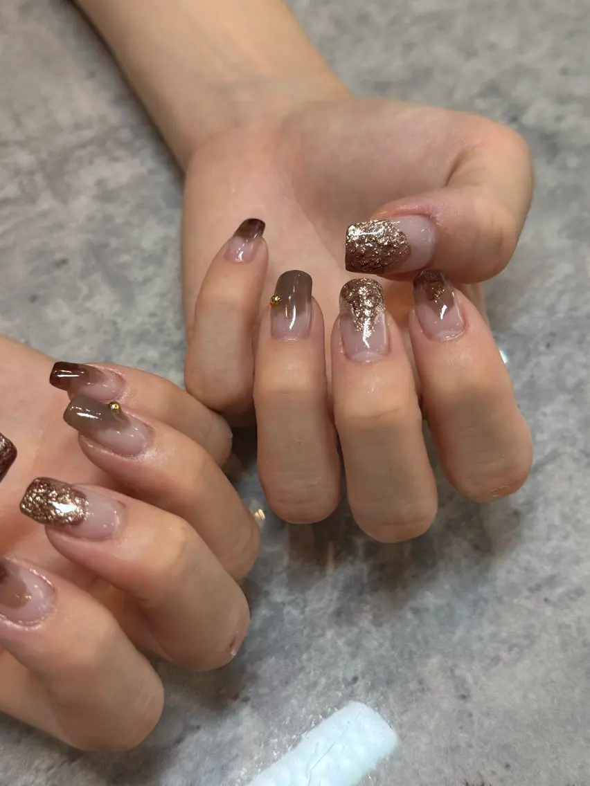 ネイル ブラウン ゴールド キラキラネイル ニュアンスネイル ハンドネイル 古川 なほのネイルデザイン