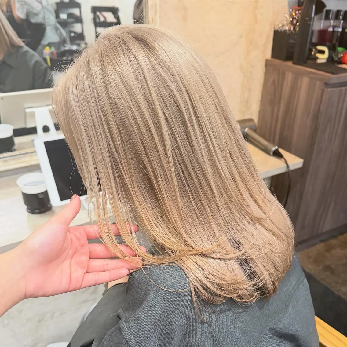 セミロング カット ヘアカラー トリートメント 横浜🦋ハイトーン 🫐シャドウルーツのヘアスタイル