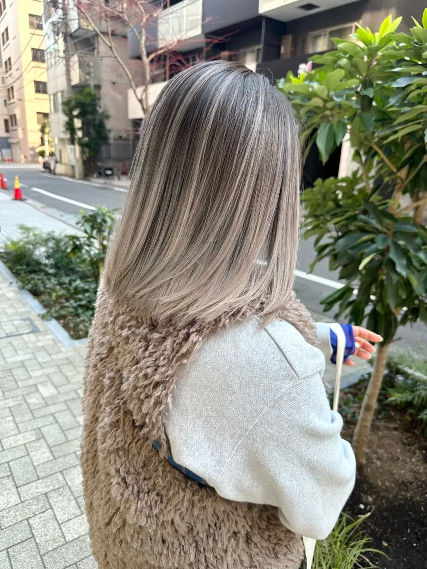 ミディアム レイヤーカット ヘアカラー 森本 笑のヘアスタイル