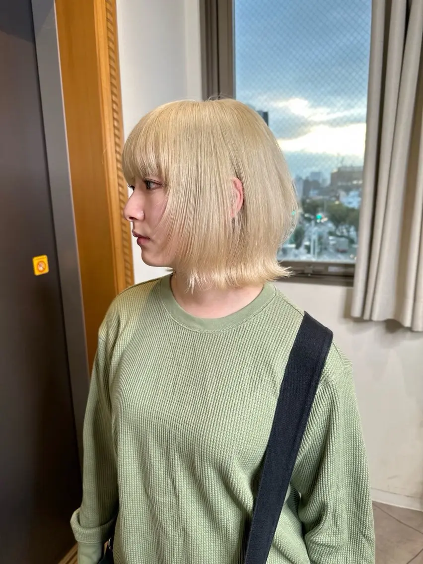 ショート カラー デザインカラー ハイトーンカラー ボブ くびれヘア 顔まわりレイヤー カット ヘアカラー 大阪ウルフカット ハッシュカットのヘアスタイル