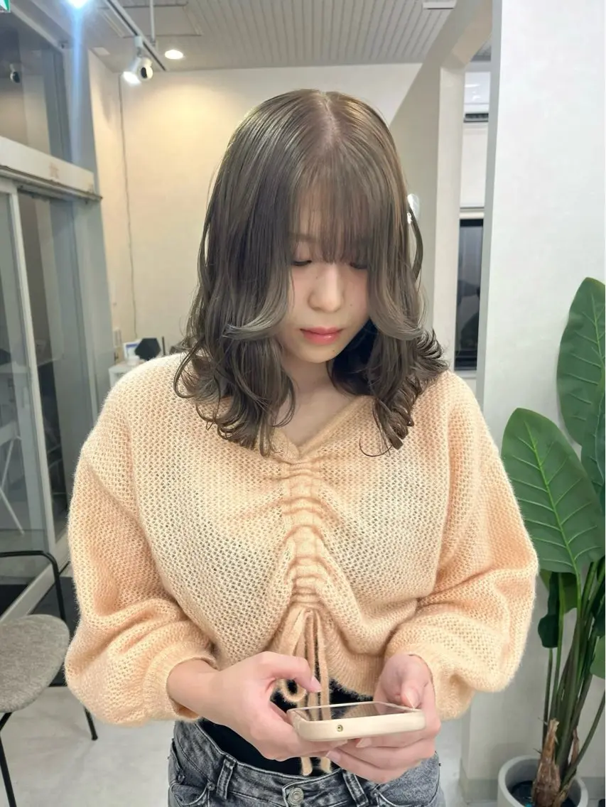 セミロング カラー ブリーチ ブリーチなしカラー ヘアカラー 長山 茉白のヘアスタイル